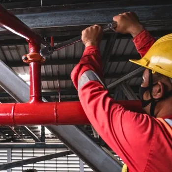 Tavana monte edilmiş sprinkler boru hattı ve kaplin bağlantıları