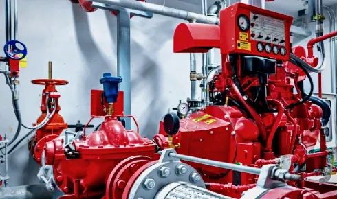 Bir sprinkler tesisatının kırmızı pompa ve kontrol vanası grubu