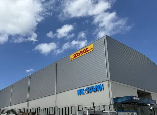 Yürür Lojistik'in inşa ettiği, DHL ve Ingram Micro tabelalı depo binası